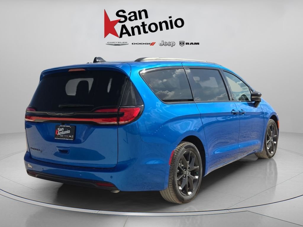 New 2026 Hydro Blue Pearl-Coat Exterior Paint Chrysler Select image 14