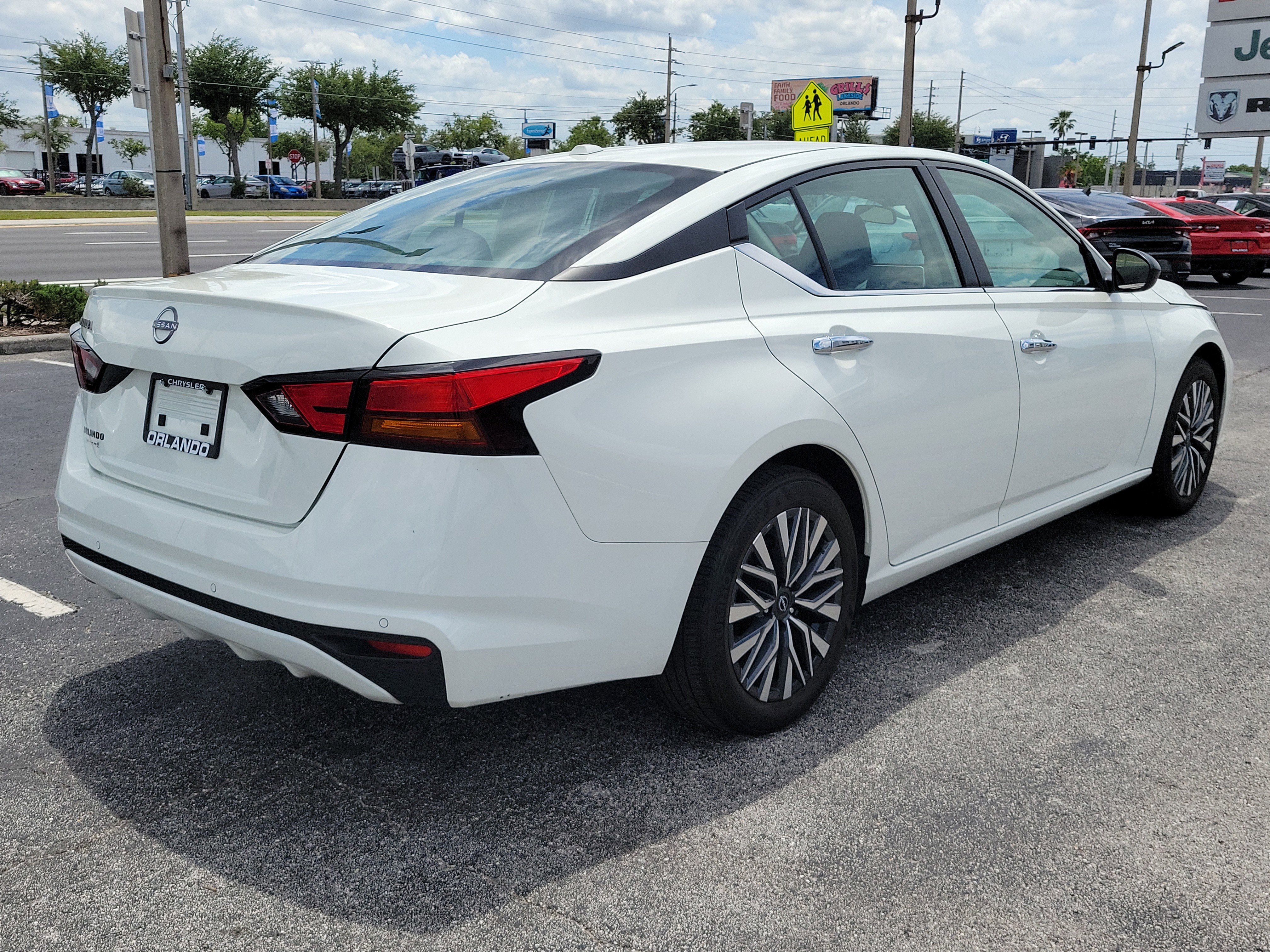 Used 2025 Glacier White Nissan SV image 6