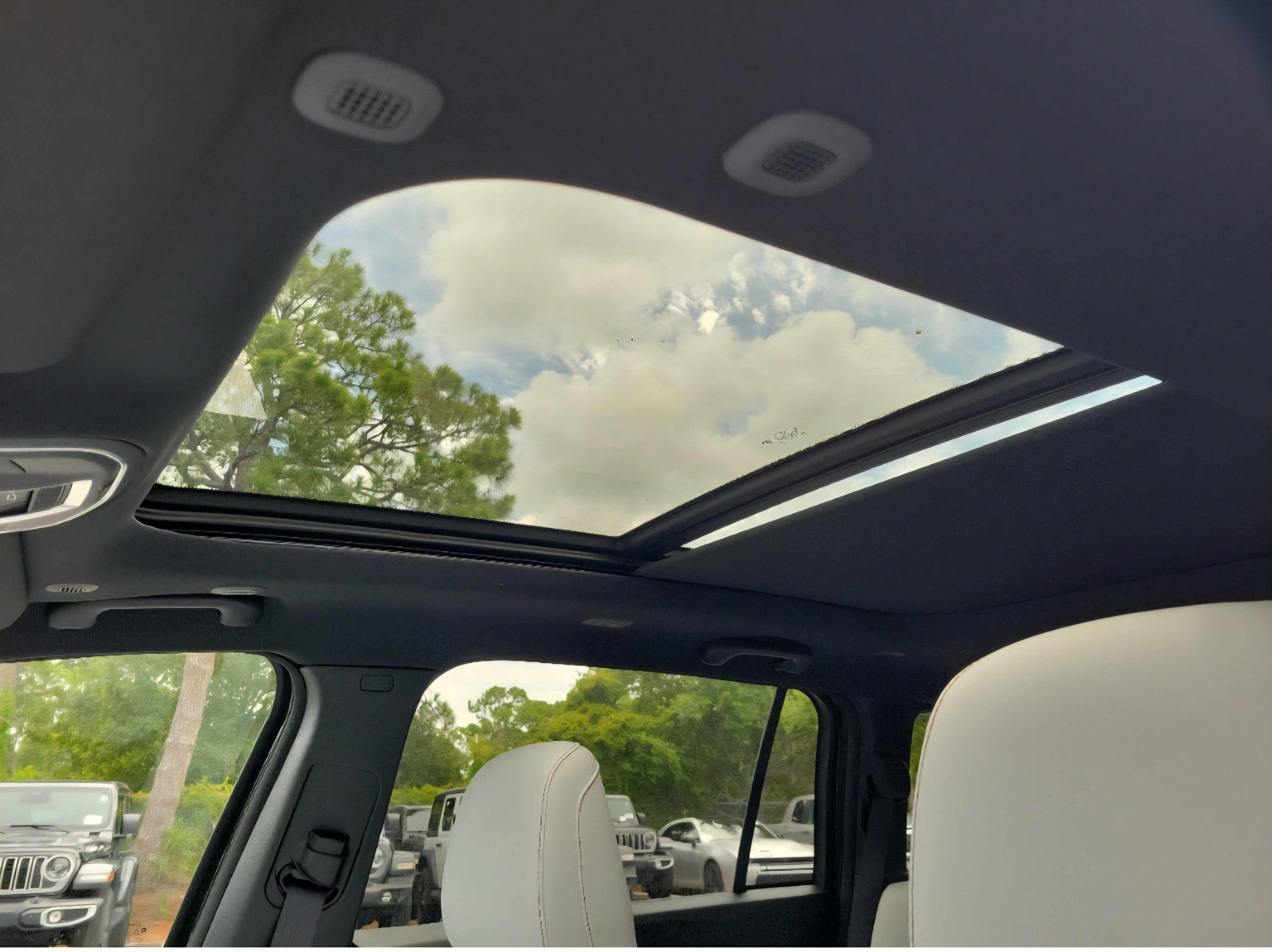 New 2026 Diamond Black Crystal Pearl-Coat Exterior Paint Jeep Limited image 18
