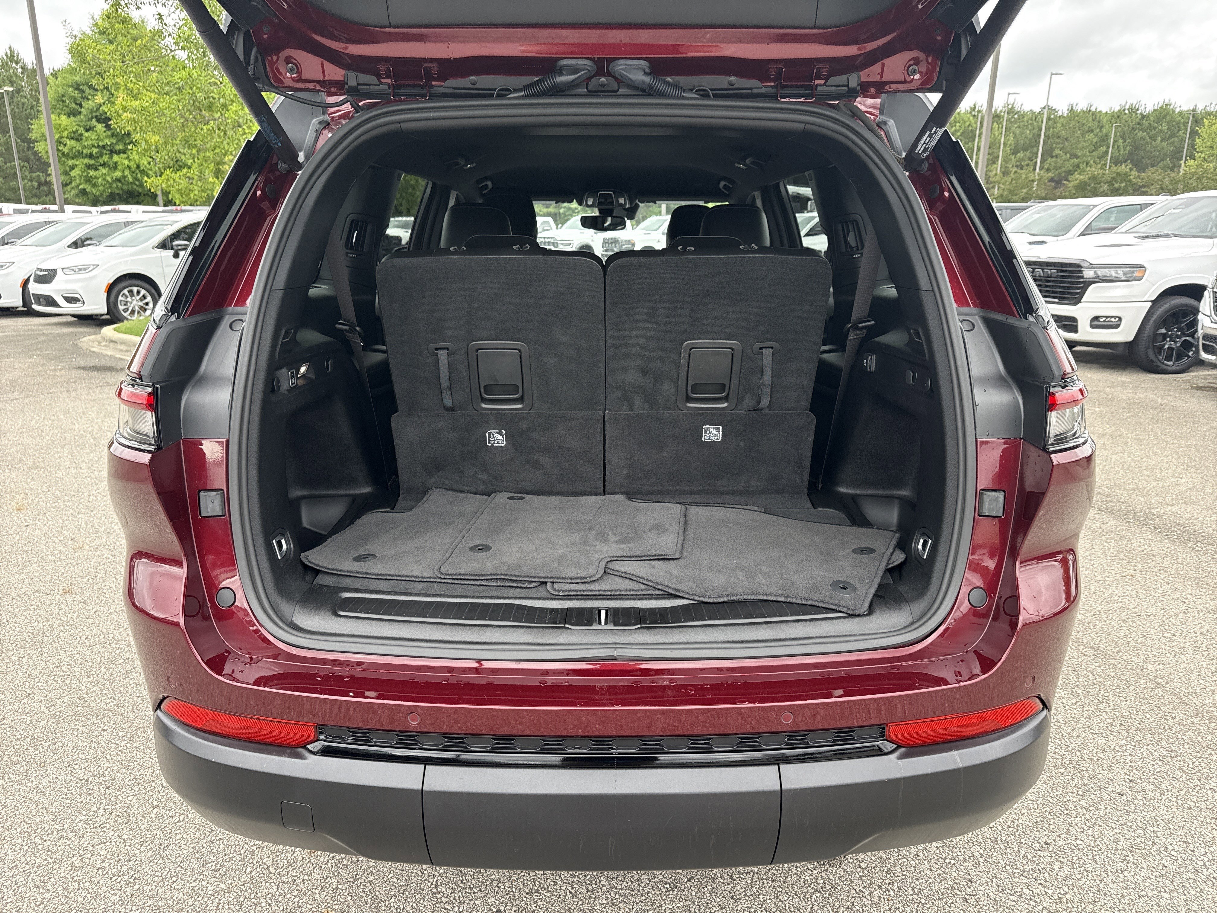 Used 2024 Velvet Red Pearlcoat Jeep Altitude image 20