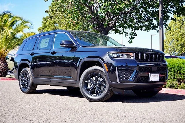 New 2026 Diamond Black Crystal Pearl-Coat Exterior Paint Jeep Laredo image 2