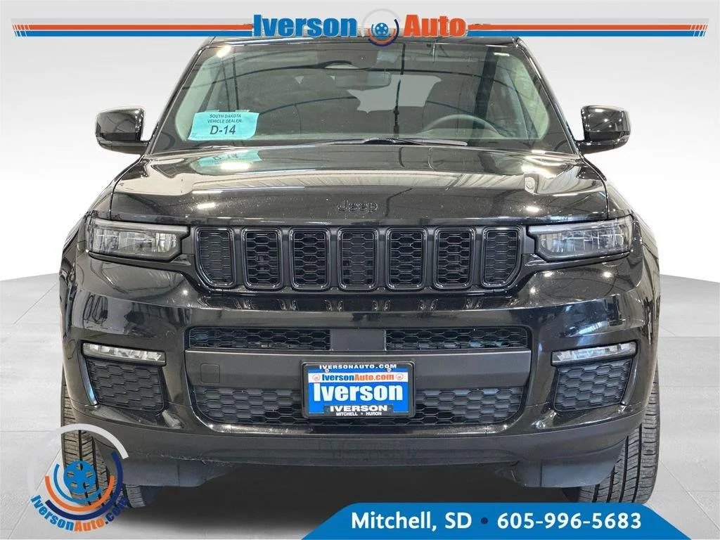 Used 2023 Diamond Black Crystal Pearlcoat Jeep Limited image 3