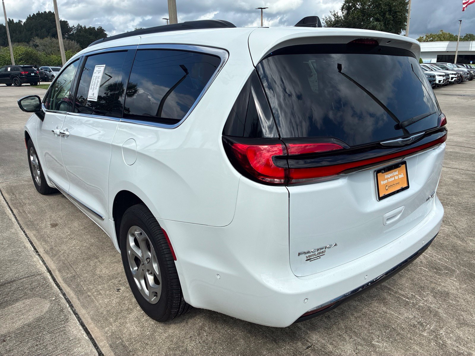 Used 2023 White Chrysler Limited image 3