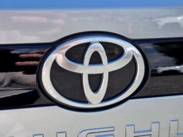 Used 2025 Silver Toyota XLE image 16
