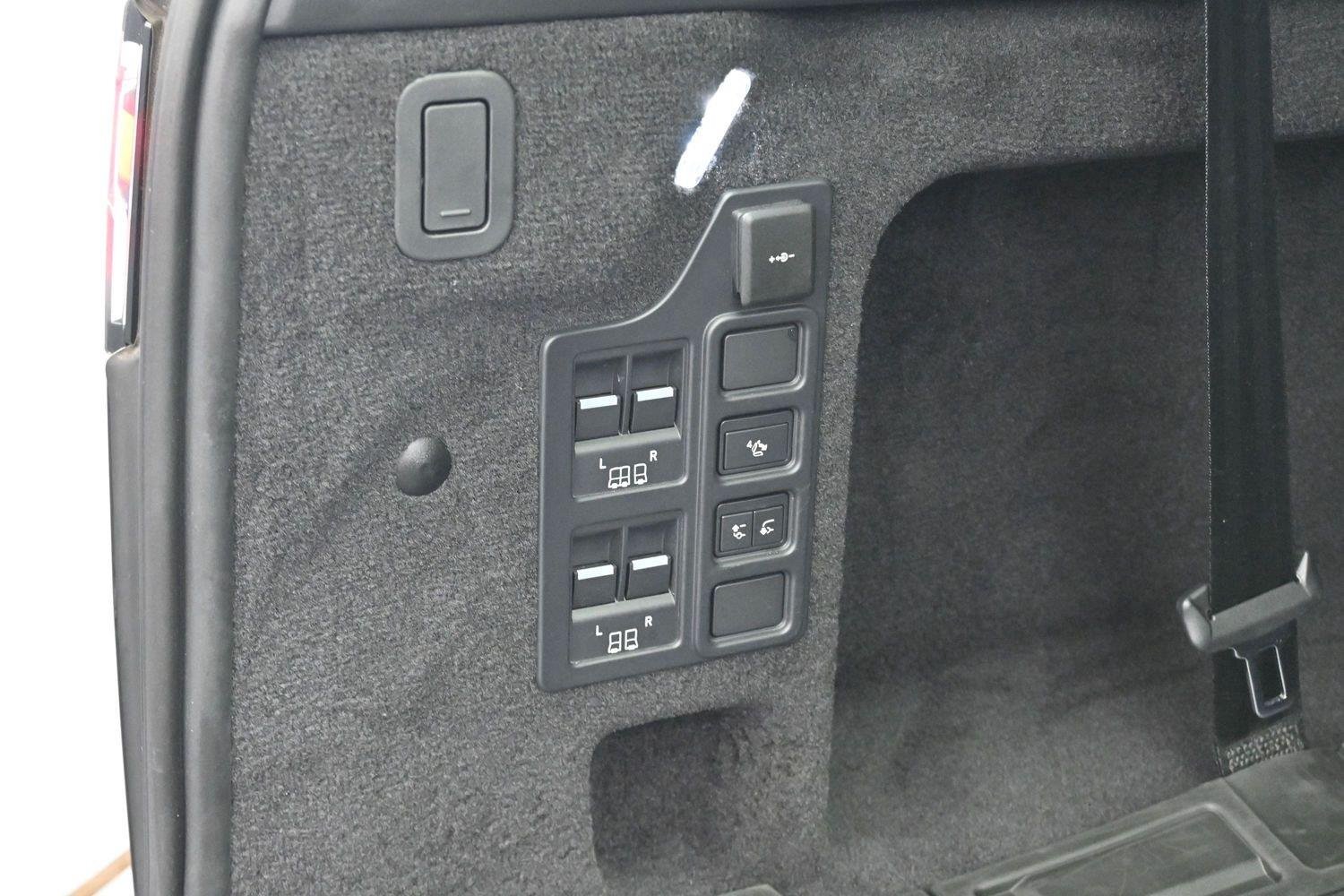 Used 2023 Black Land Rover S R-Dynamic image 12