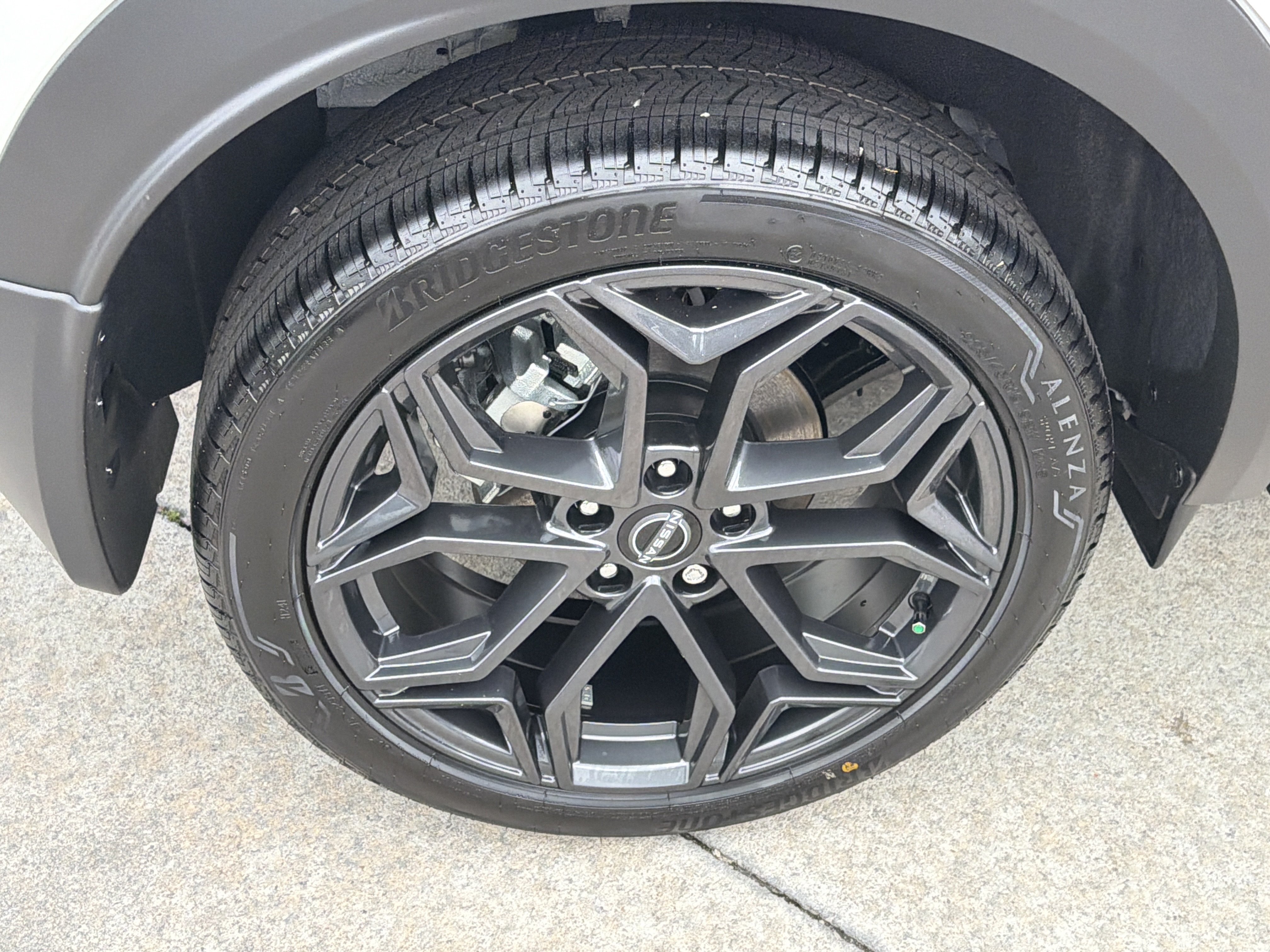 New 2026 Aspen White Tricoat/Super Black Nissan SR image 18