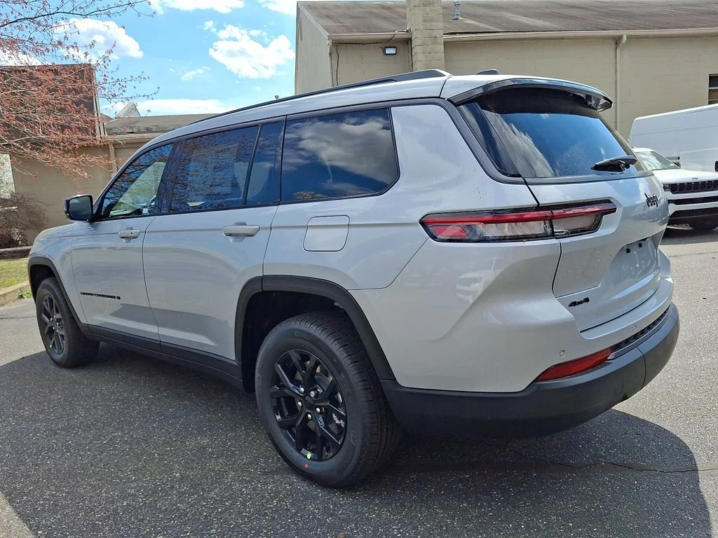 New 2026 Silver Zynith Exterior Paint Jeep Altitude image 3