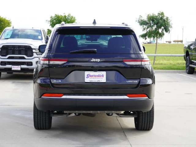New 2026 Diamond Black Crystal Pearl-Coat Exterior Paint Jeep Limited image 16