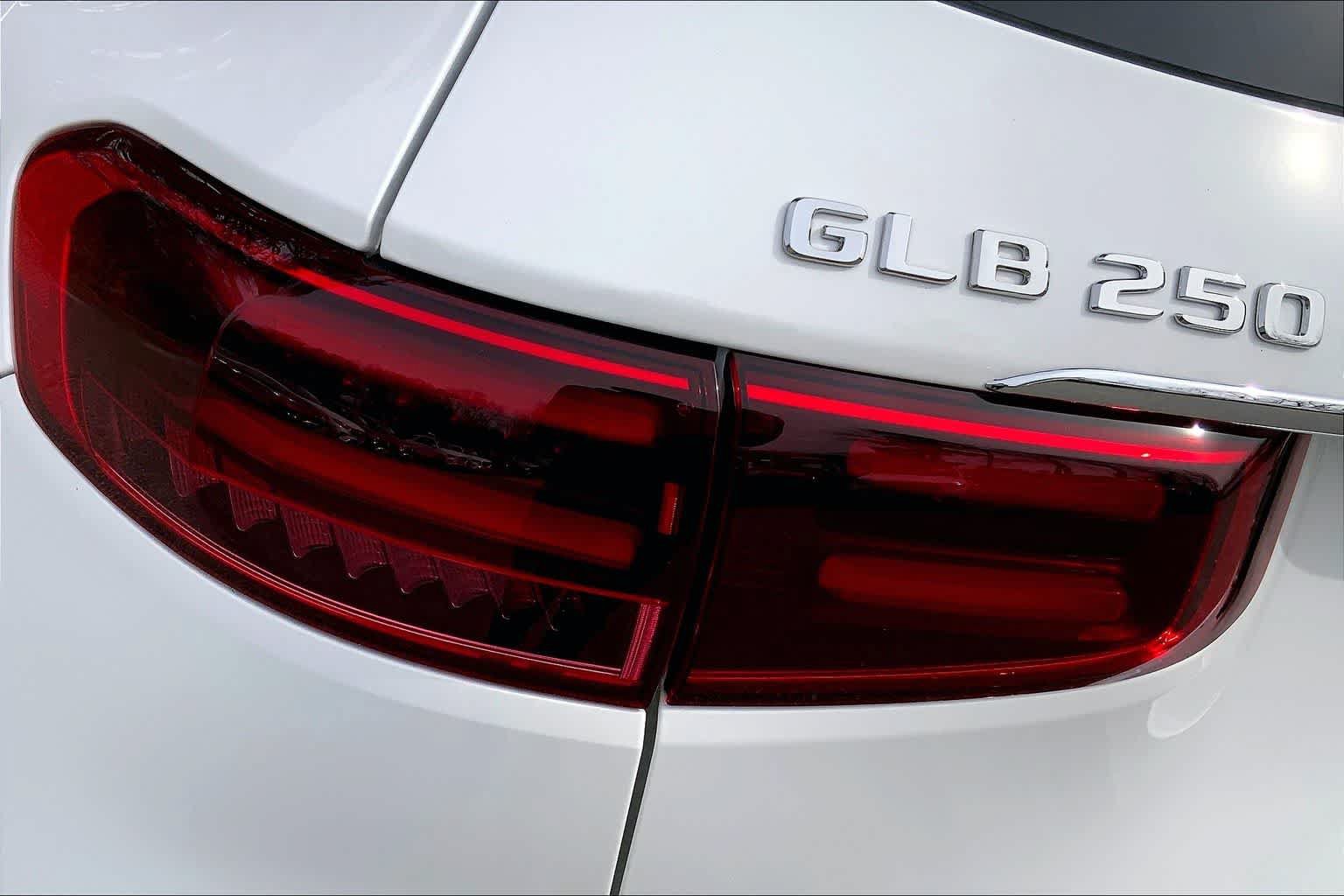 New 2026 Polar White Mercedes-Benz GLB 250 image 18
