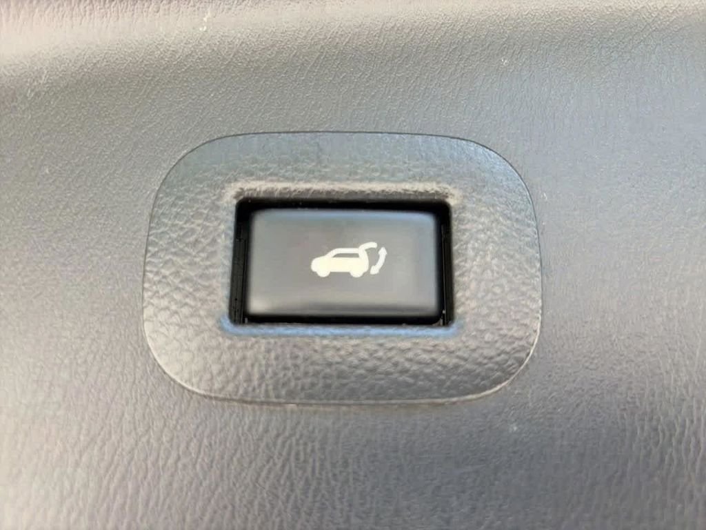 Used 2018 Silver Nissan SL image 8