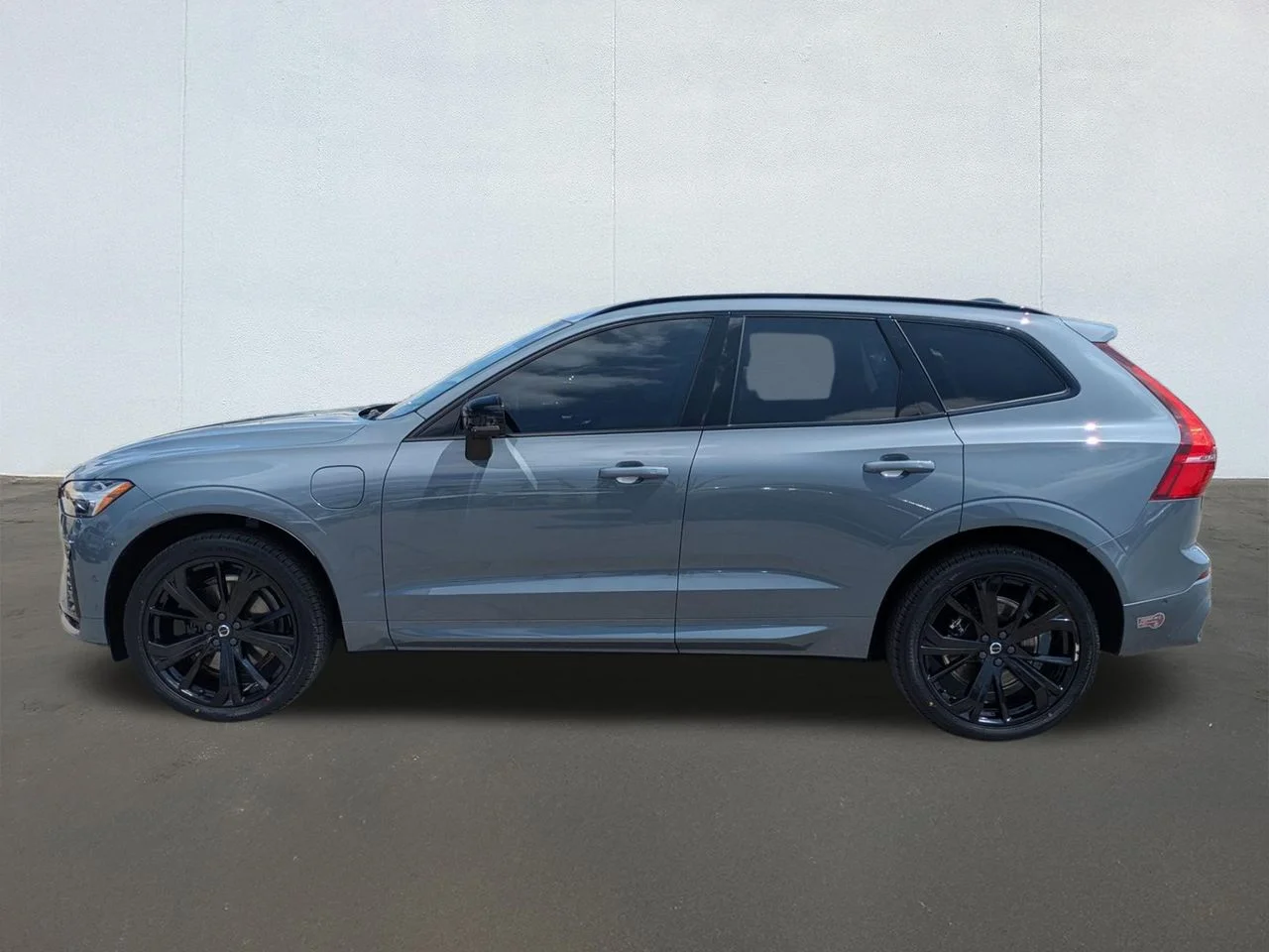 Used 2024 Thunder Grey Metallic Volvo T8 Ultimate Dark Theme image 2