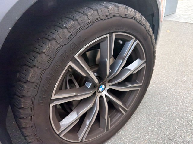 Used 2025  BMW xDrive40i image 10