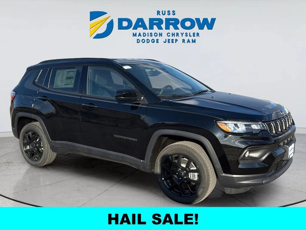 New 2026 Diamond Black Crystal Pearl-Coat Exterior Paint Jeep Latitude image 7