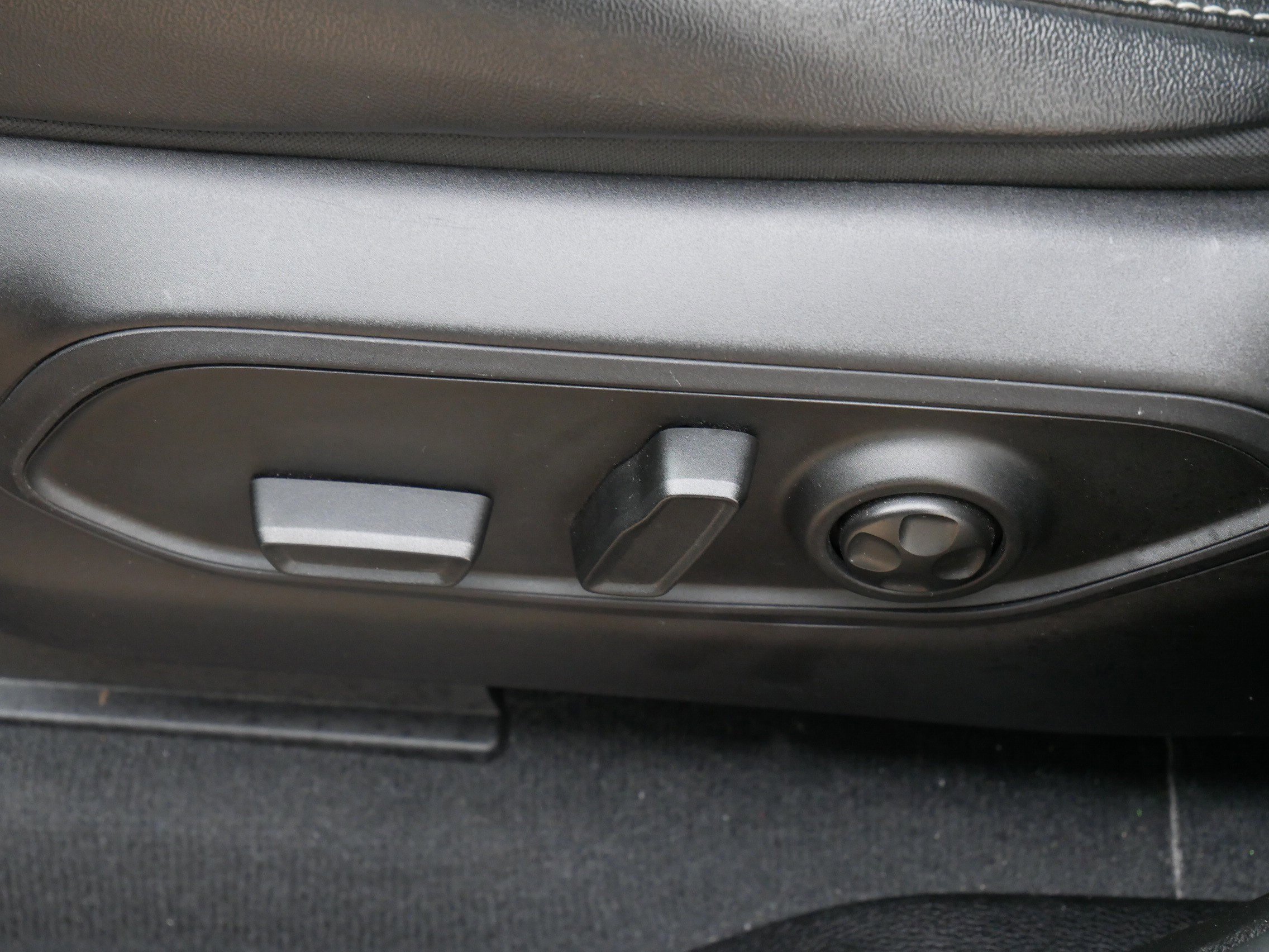 Used 2025 Diamond Black Crystal Pearlcoat Jeep Altitude image 20