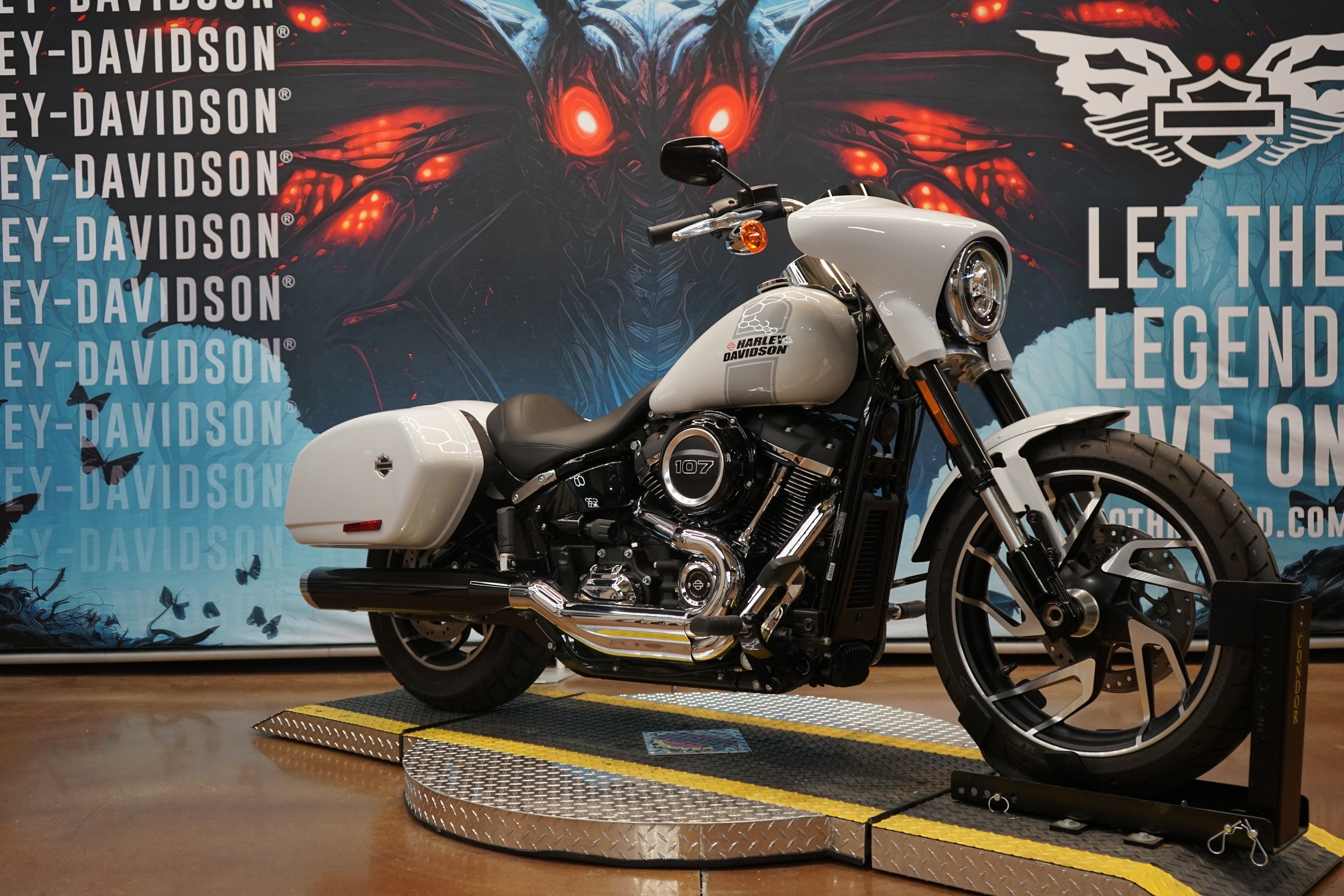 Used 2021 Stone Washed White Pearl Harley-Davidson  image 2