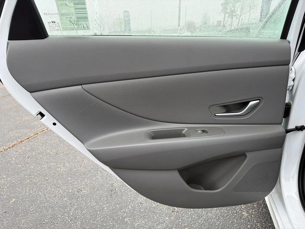 Used 2025 White Hyundai SEL Sport image 21