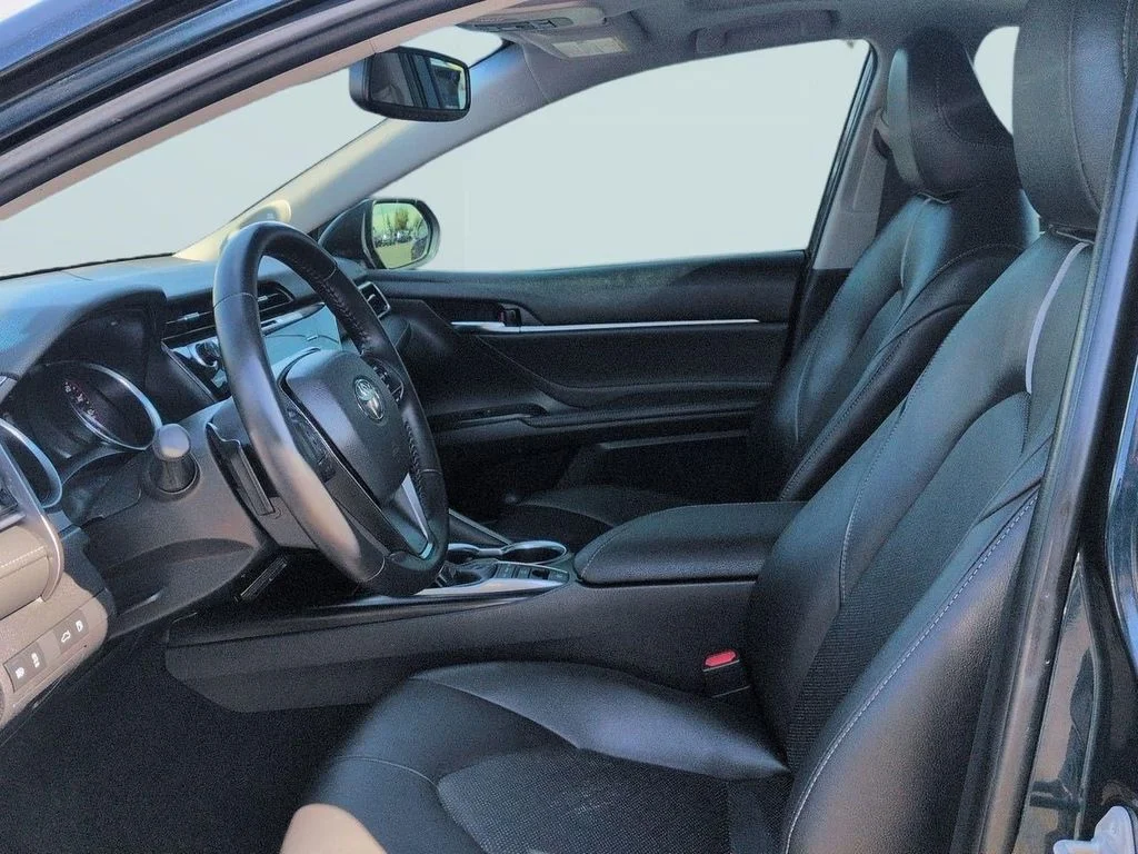 Used 2018 Aqua Toyota XSE V6 image 12