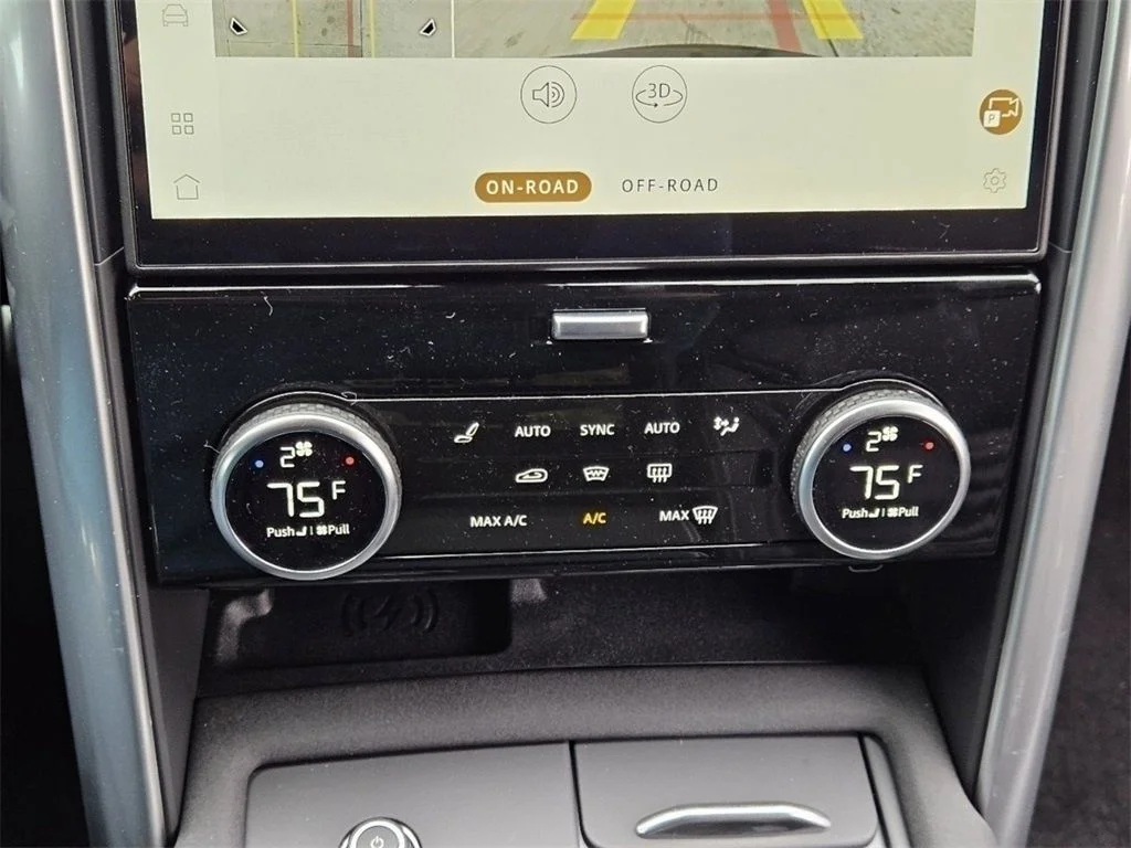 Used 2025 Black Land Rover Dynamic SE image 17