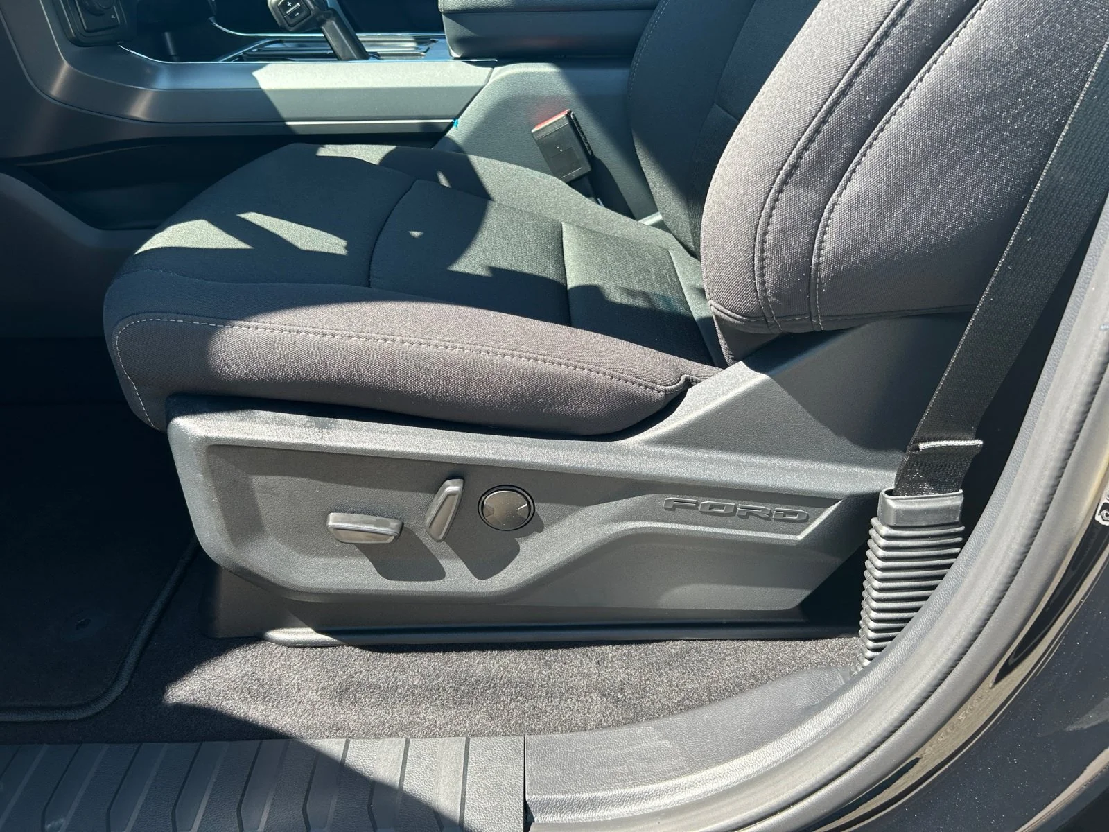 New 2026 Agate Black Metallic Ford XLT image 15