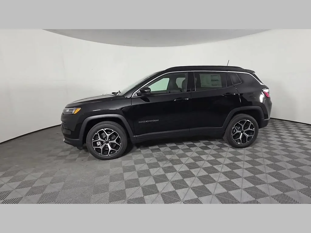 New 2026 Diamond Black Crystal Pearlcoat Jeep Limited image 41
