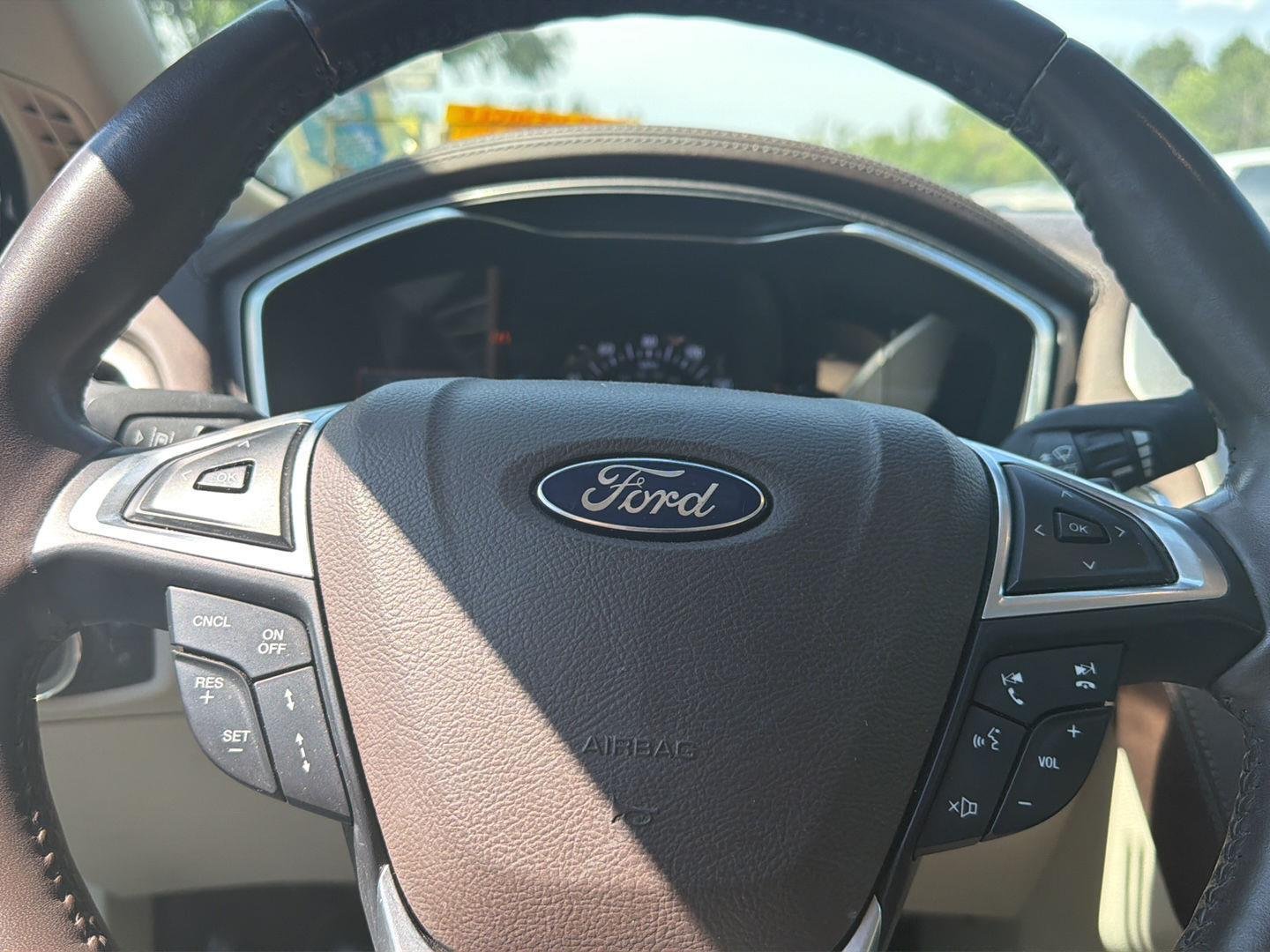 Used 2017 White Platinum Metallic Tri-Coat Ford Platinum image 9