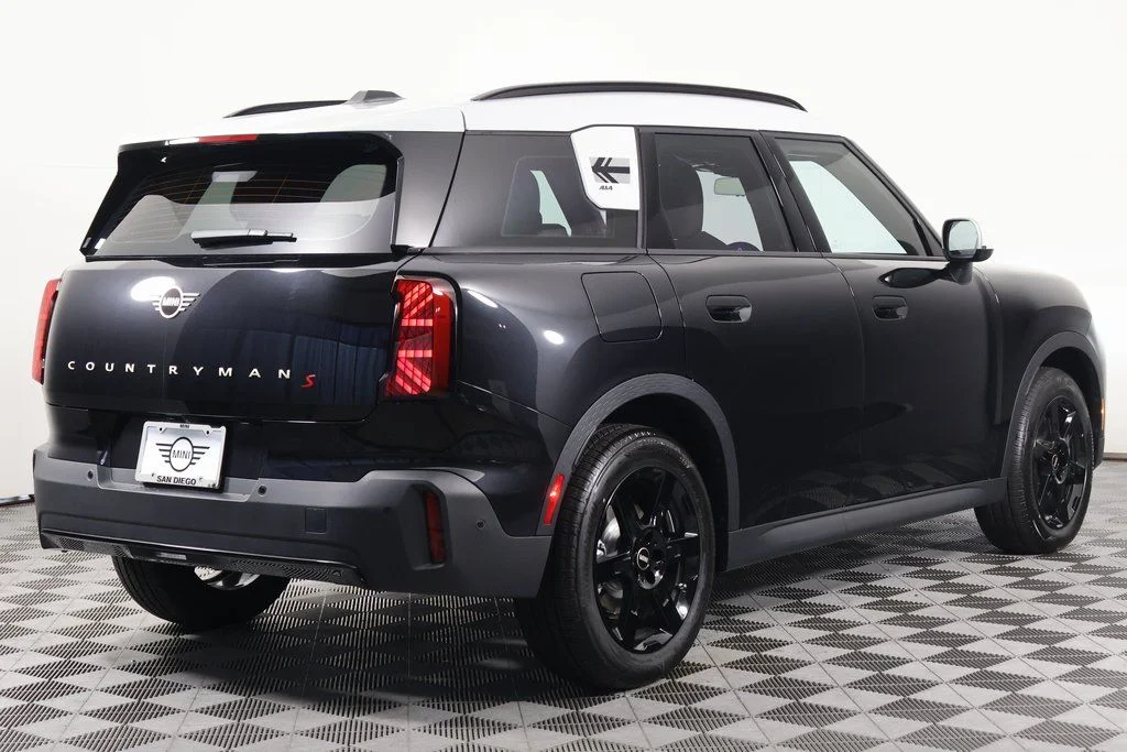 New 2027 Midnight Black MINI Signature Plus image 2