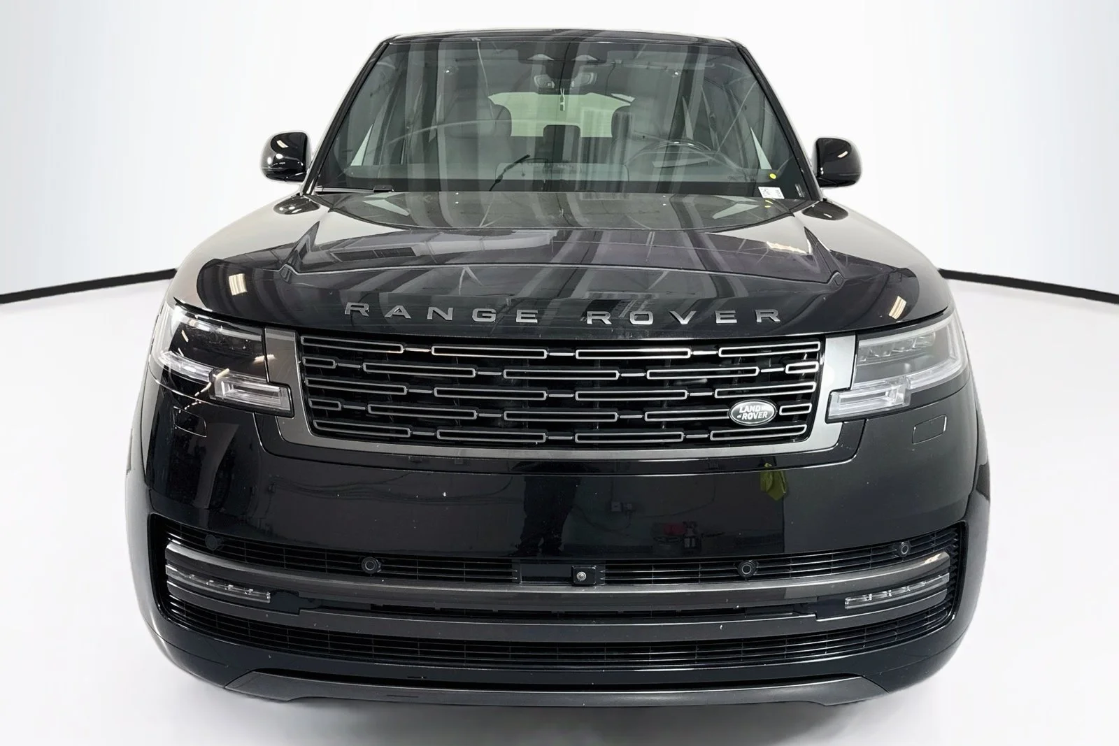 Used 2025 Santorini Black Metallic Land Rover SE image 2