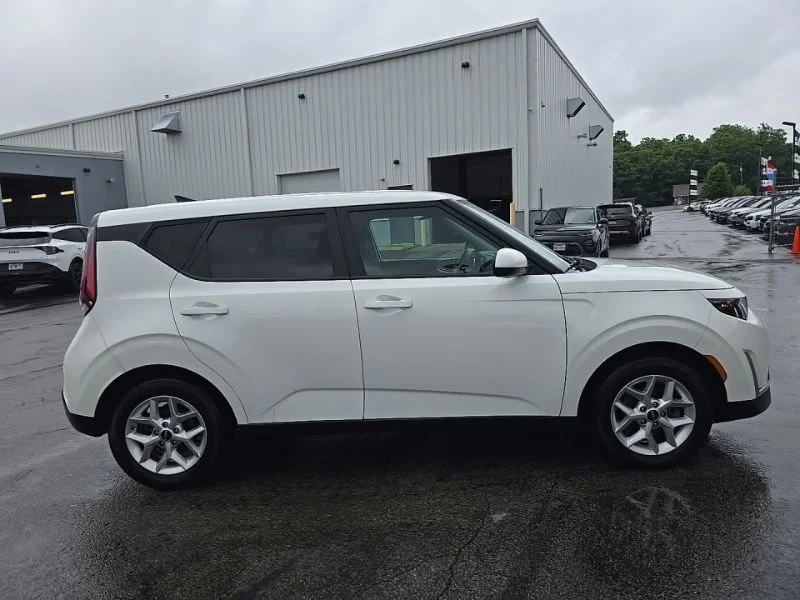 Used 2024 White Kia LX image 9