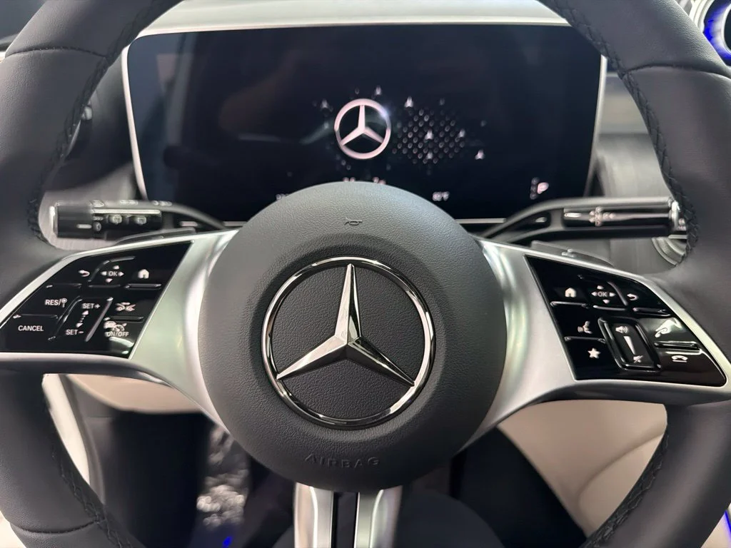 New 2027 White Mercedes-Benz GLC 300 image 18