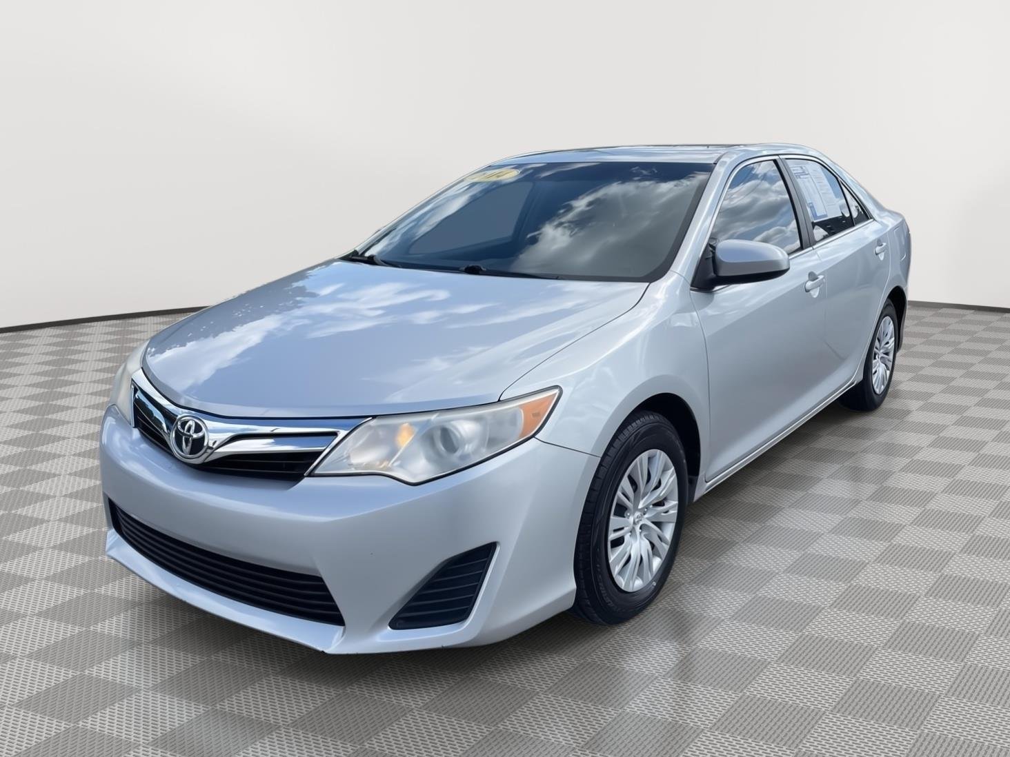Used 2014 Classic Silver Metallic Toyota LE image 10