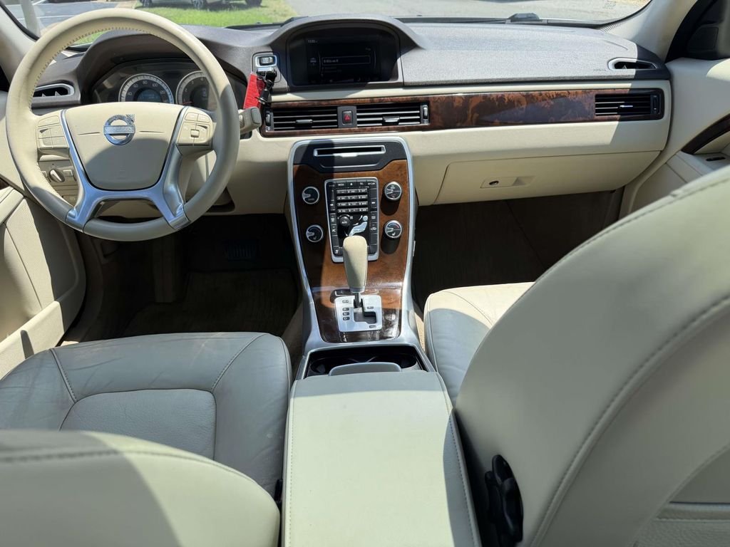 Used 2012 White Volvo 3.2 image 2