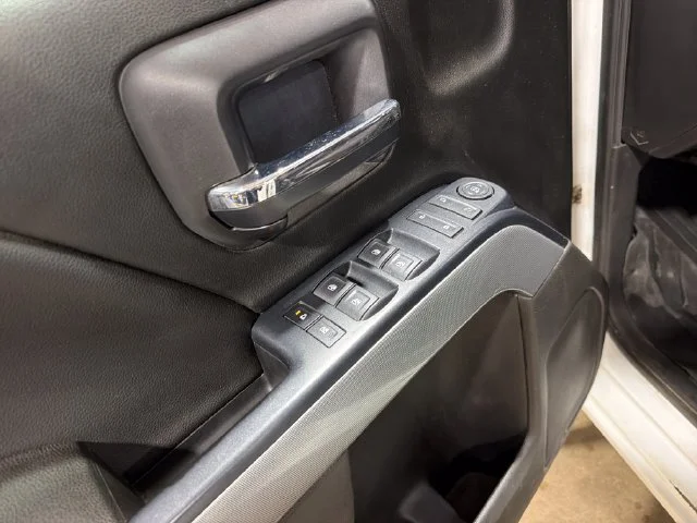 Used 2018 SUMMIT WHITE Chevrolet LT image 18