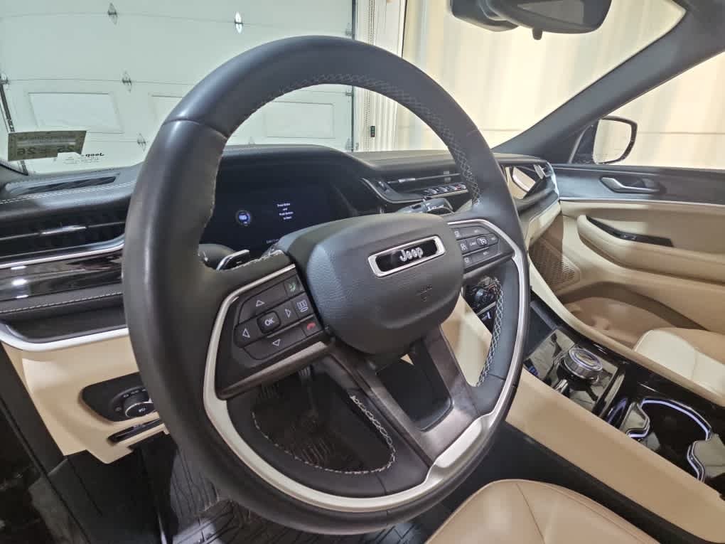 Used 2023 Rocky Mountain Pearlcoat Jeep Limited image 12