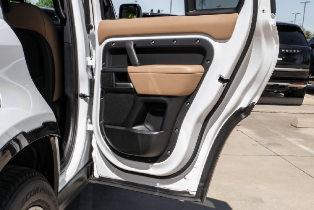 New 2026 Fuji White Land Rover X-Dynamic SE image 50
