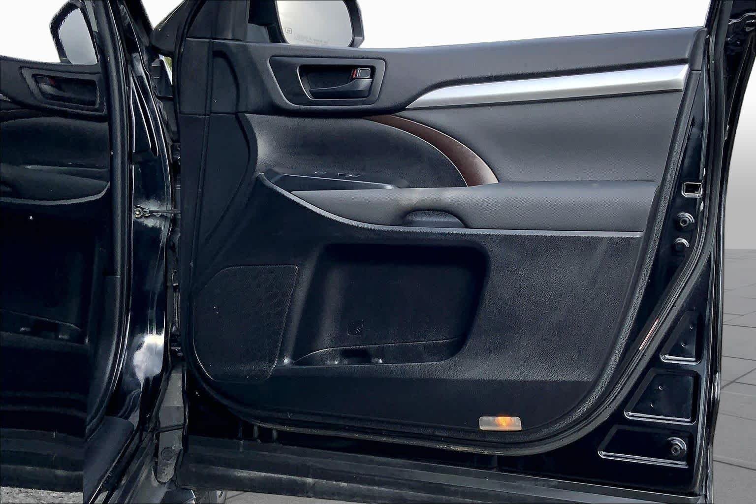 Used 2019 Midnight Black Metallic Toyota LE image 22