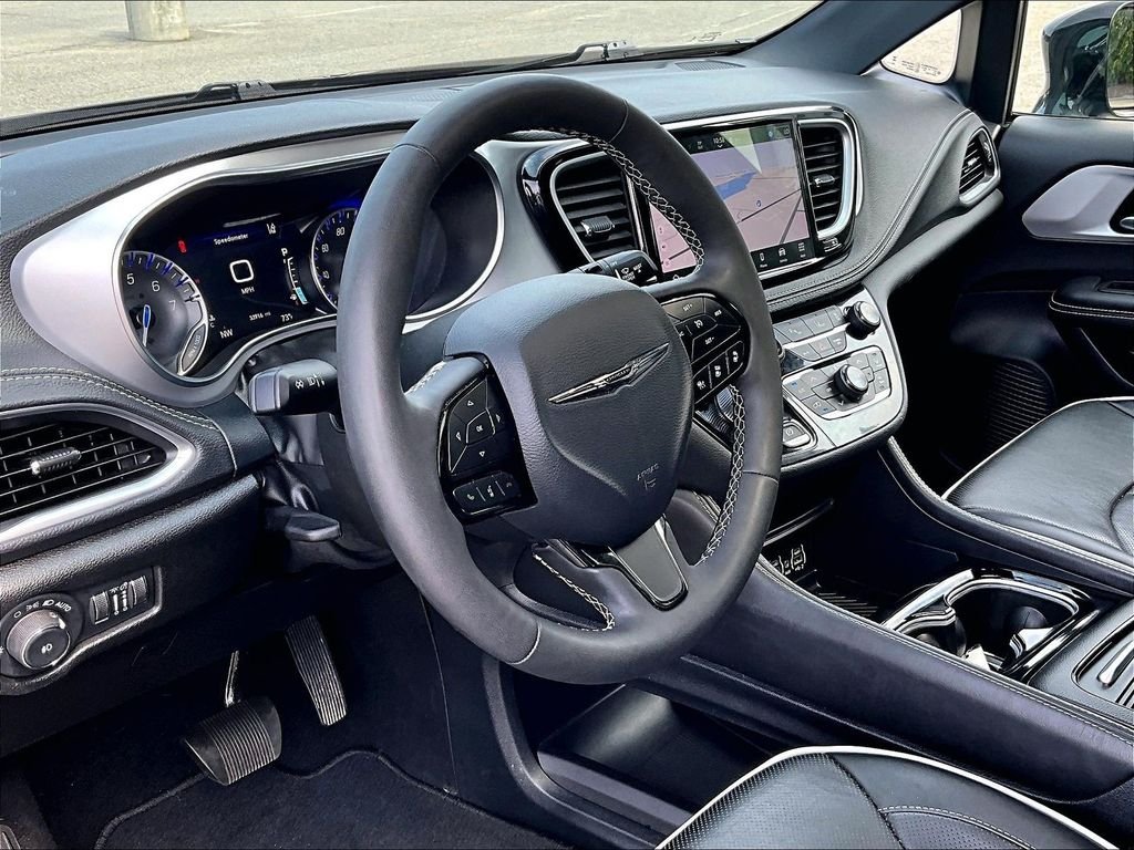 Used 2025 Black Chrysler Limited image 8