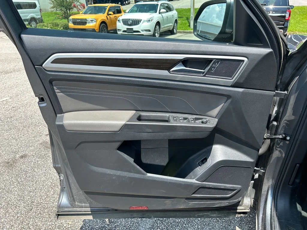 Used 2022 Gray Volkswagen 3.6L V6 SE w/Technology image 8