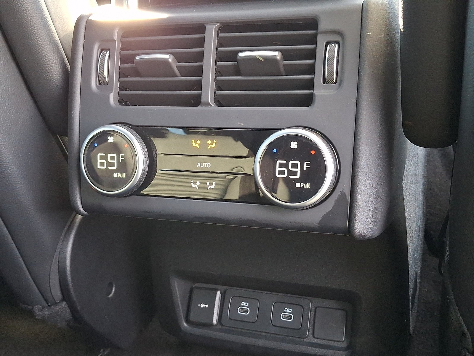 Used 2025 Fuji White   1Aa Land Rover Dynamic SE image 21