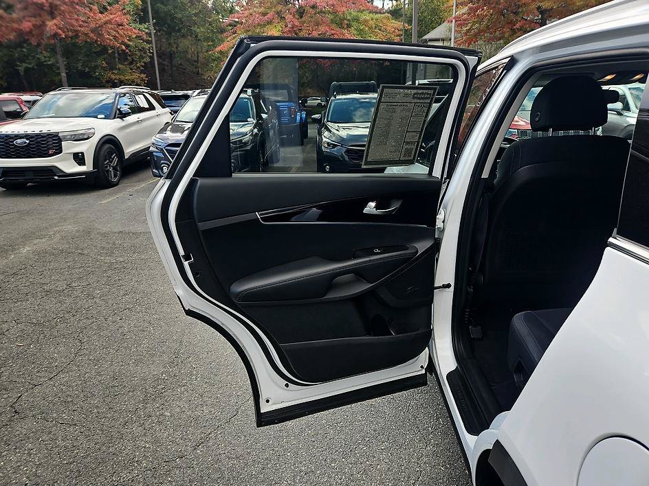 Used 2018 Snow White Pearl Kia LX V6 image 3