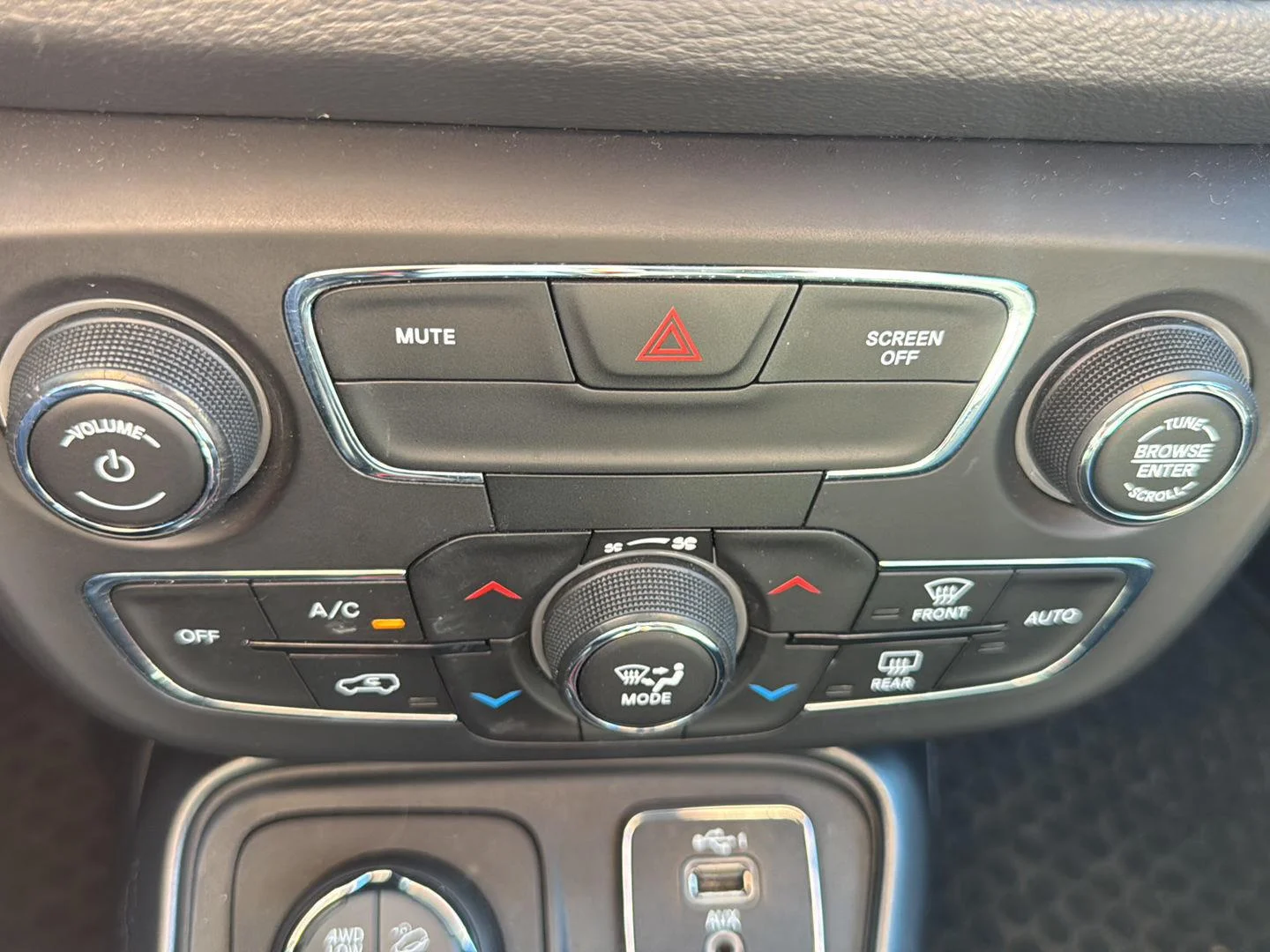 Used 2019 White Clearcoat Jeep Trailhawk image 19