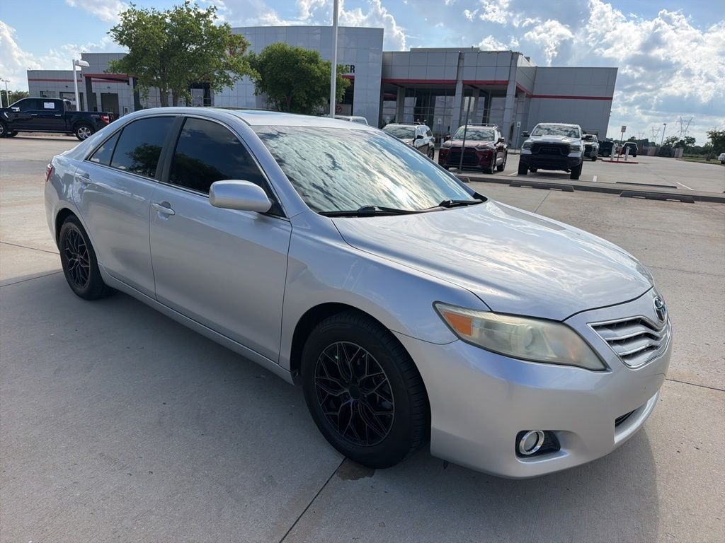 Used 2011 Silver Toyota XLE image 3