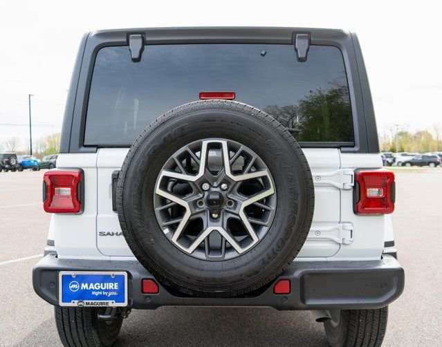 Used 2025  Jeep Sahara image 4