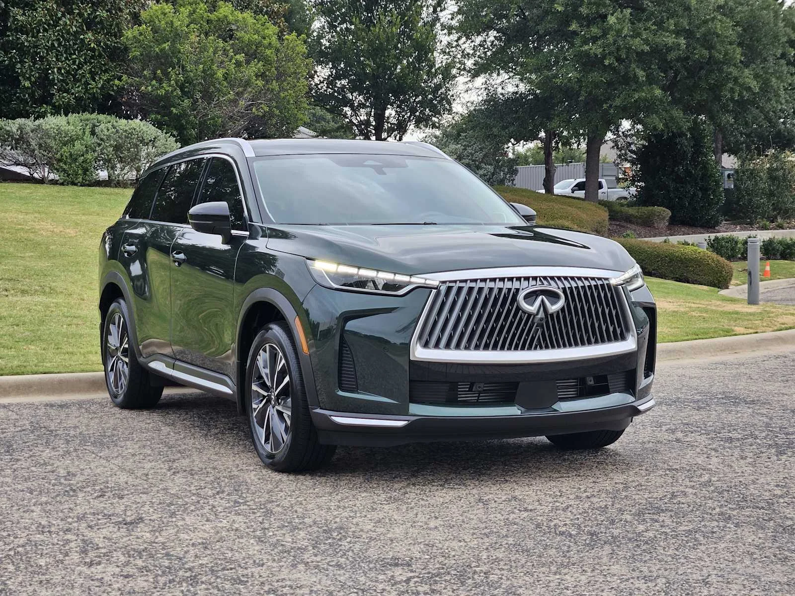 Certified Used 2026 Deep Emerald INFINITI LUXE image 4