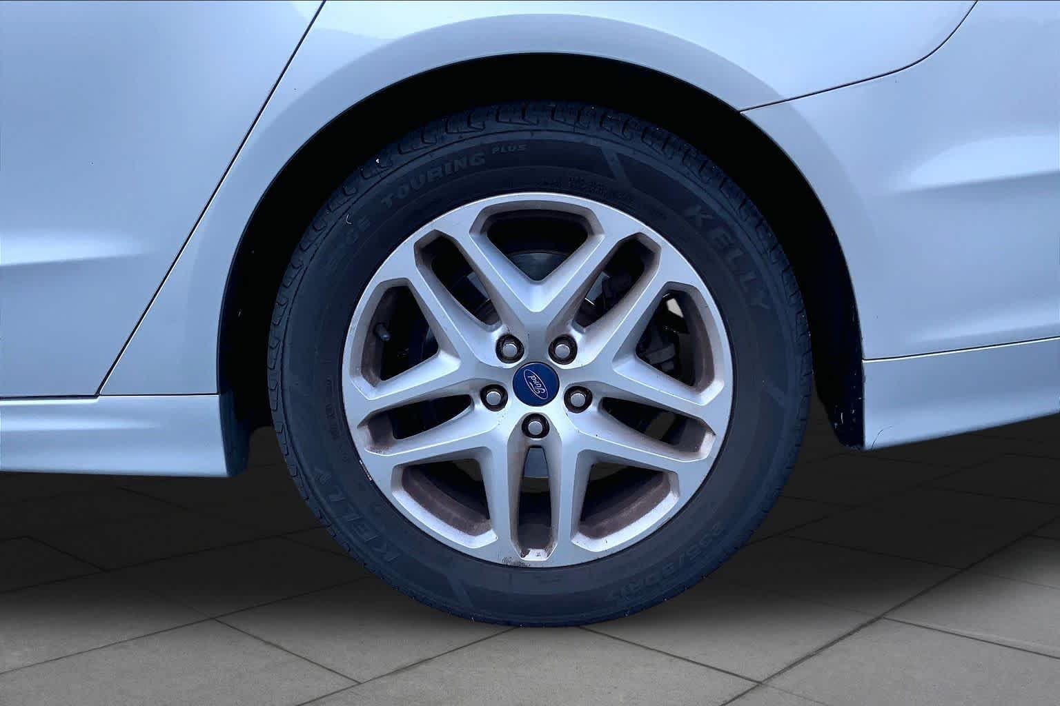 Used 2015 Ingot Silver Ford SE image 9
