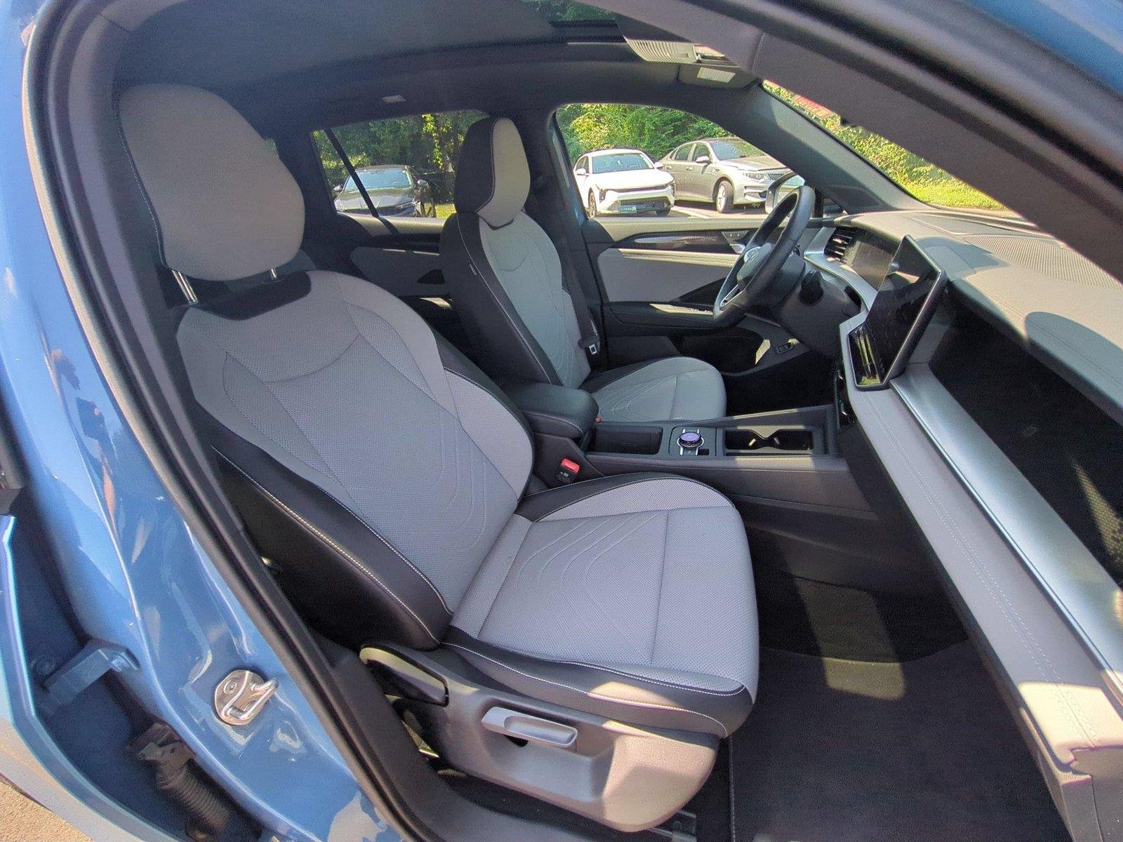 Used 2025 Monterey Blue Pearl VOLKSWAGEN SERBLK image 38