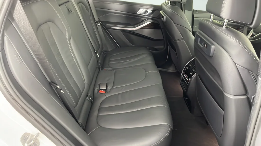 Used 2021 White BMW xDrive40i image 18