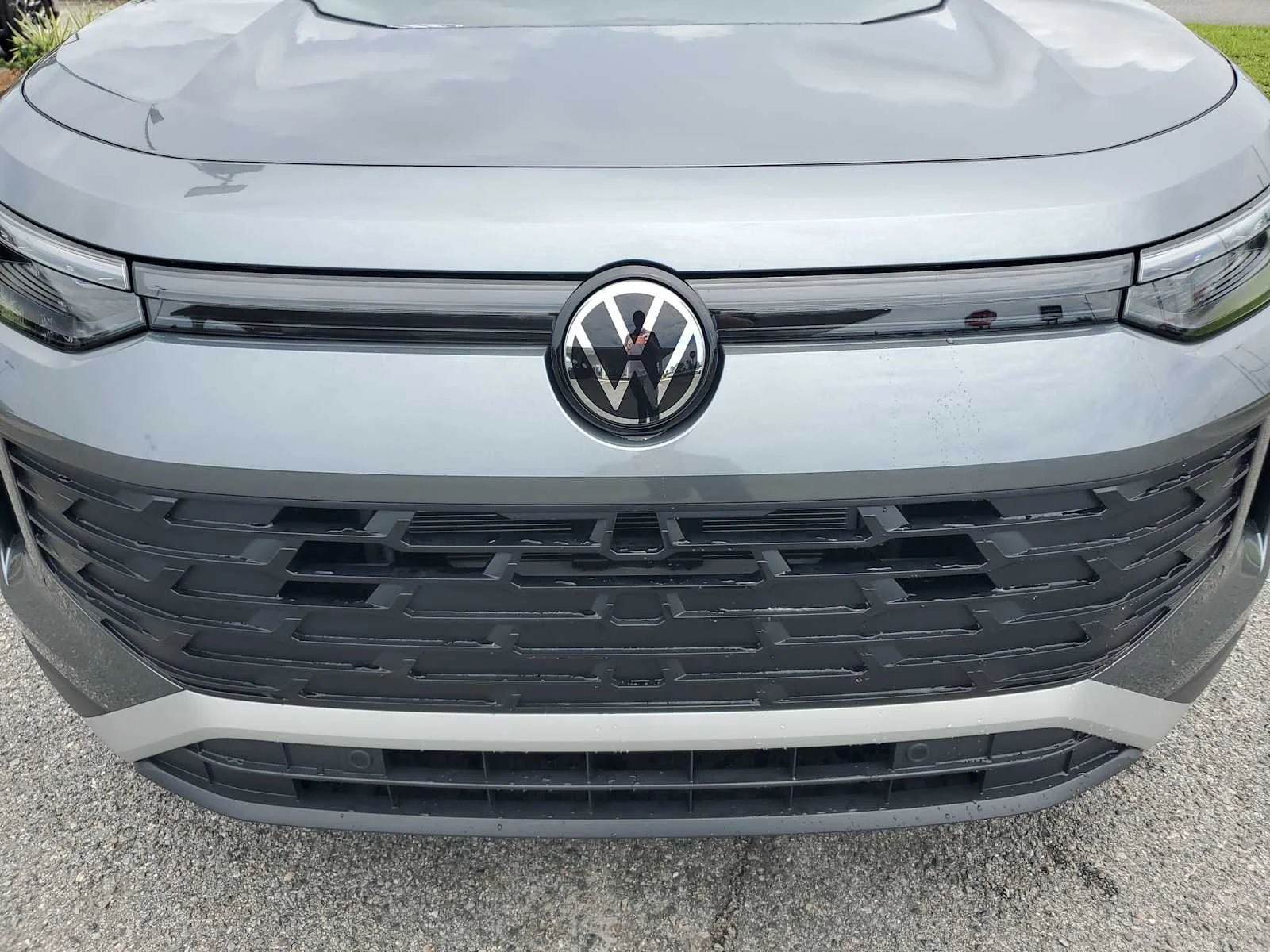 Used 2025 Gray Volkswagen SE image 18