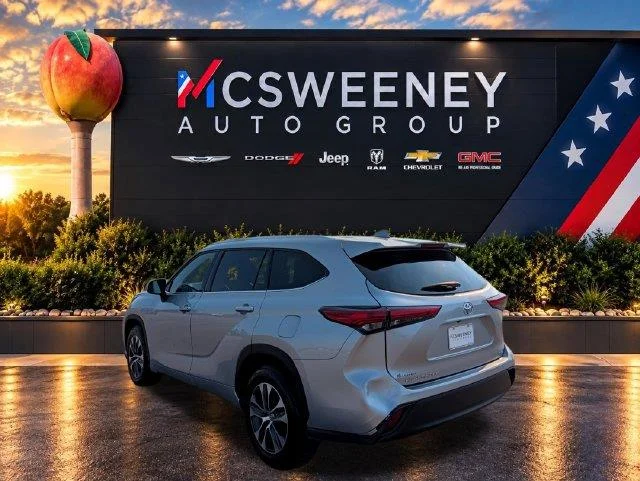Used 2020 White Toyota XLE image 3