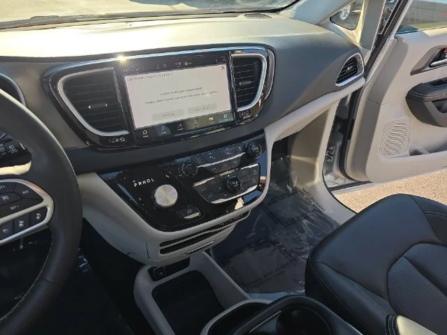 Used 2024 Silver Chrysler Touring L image 22