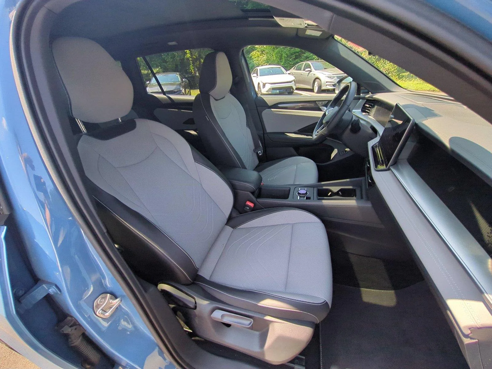 Used 2025 Monterey Blue Pearl VOLKSWAGEN SERBLK image 38